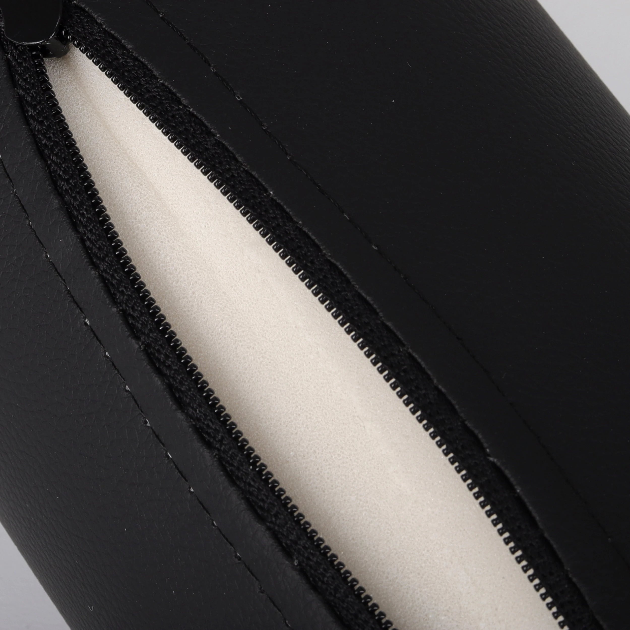 Rundes Nackenrolle 12x60 Comfy Base PU K515, Schwarz
