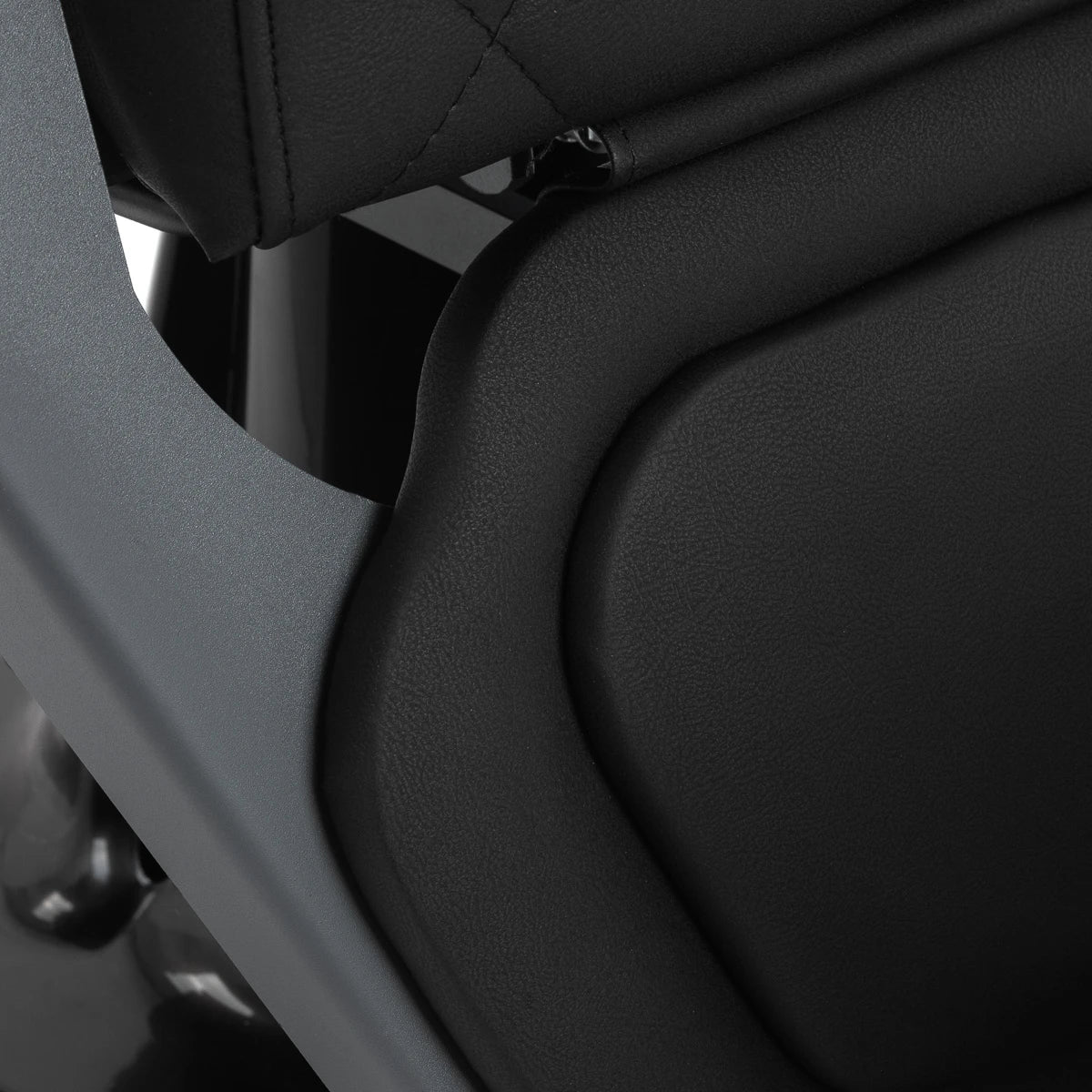 Gabbiano barber chair Bruno with graphite frame Black