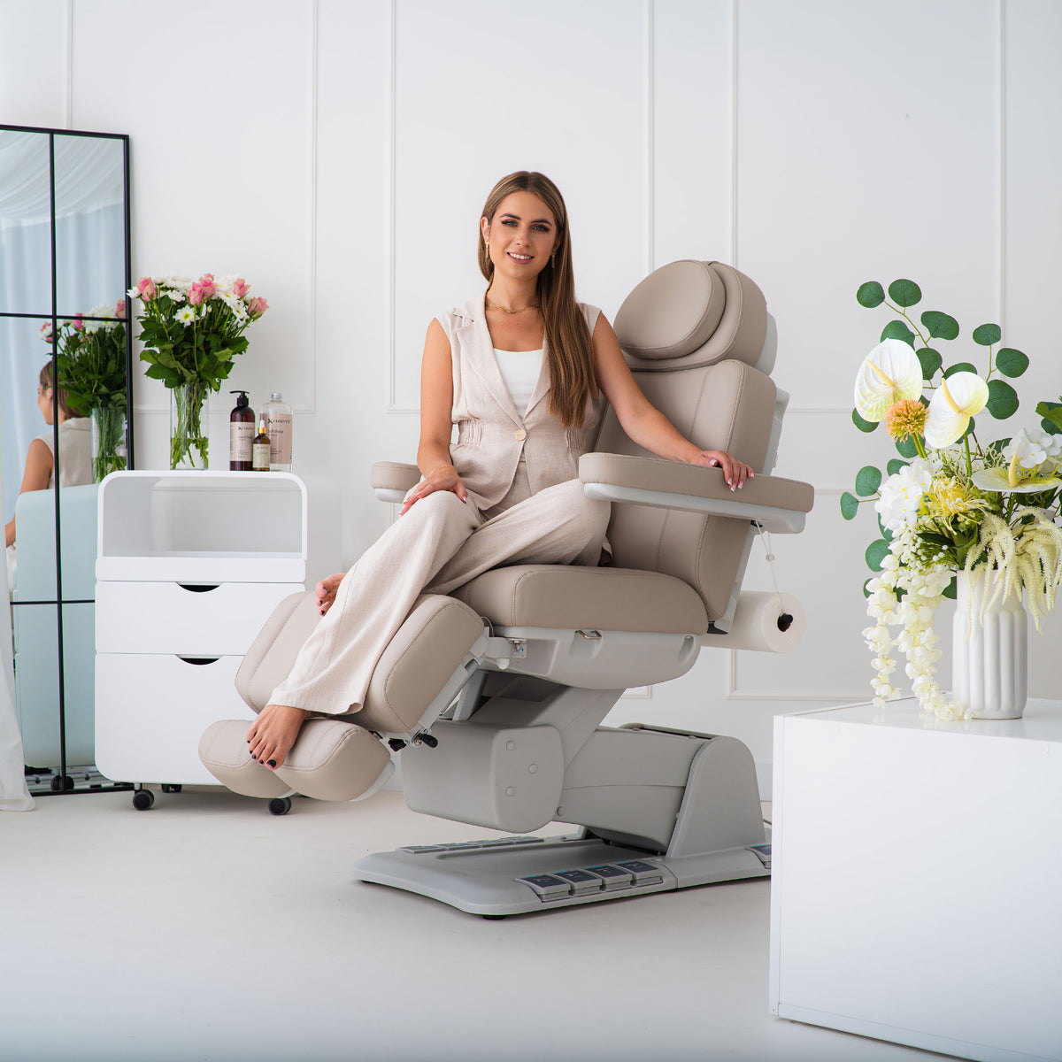 Elektrické pedikérské křeslo Evia Lift P, latte