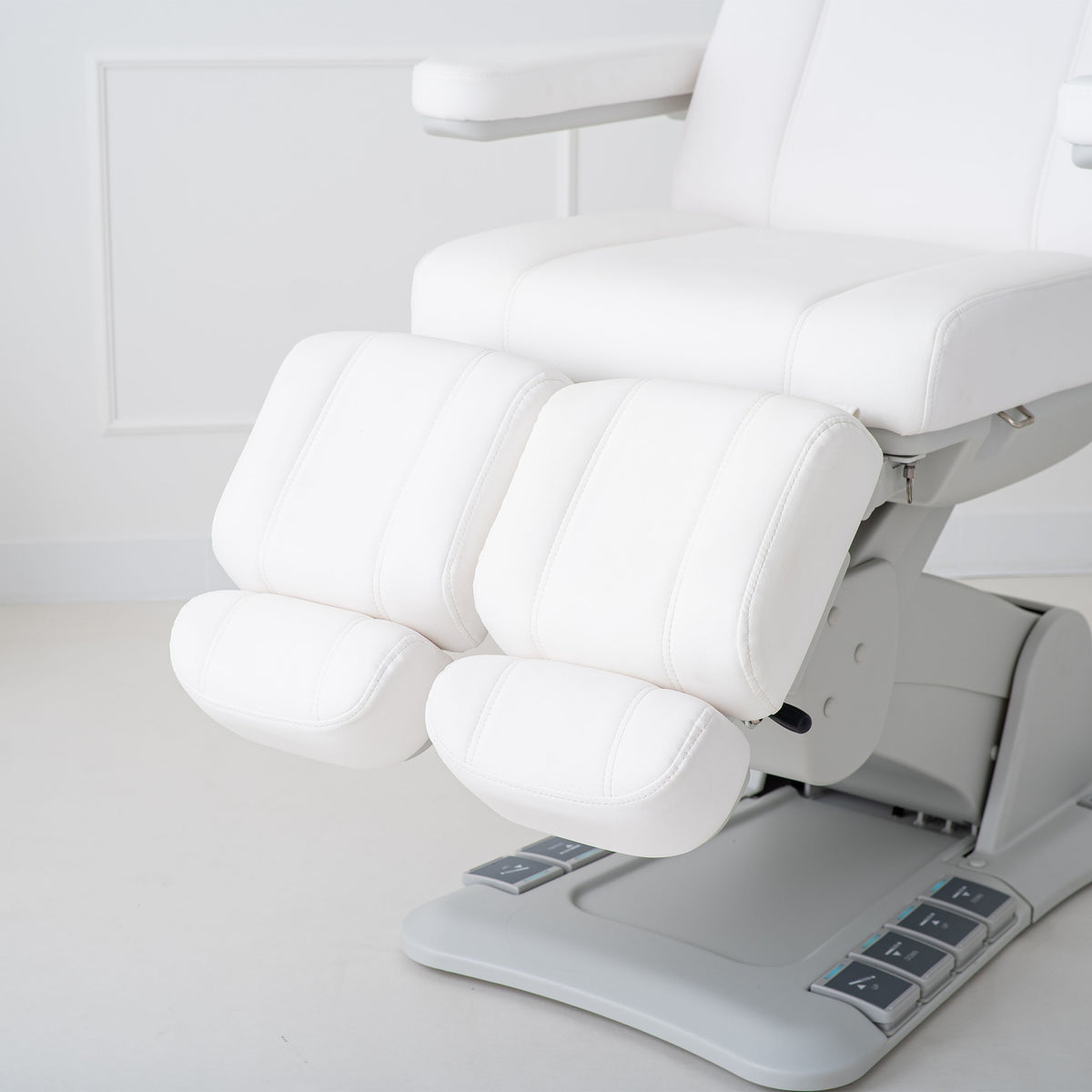 Electric pedicure chair Evia Lift P White – rocking function, heating, independent footrests