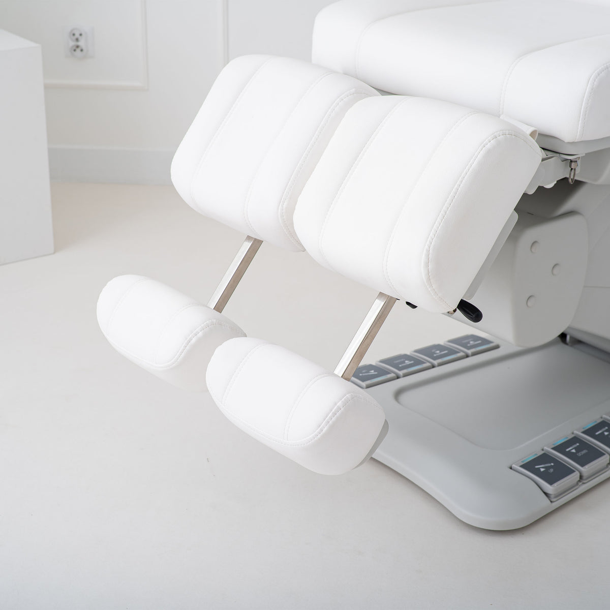 Electric pedicure chair Evia Lift P White – rocking function, heating, independent footrests