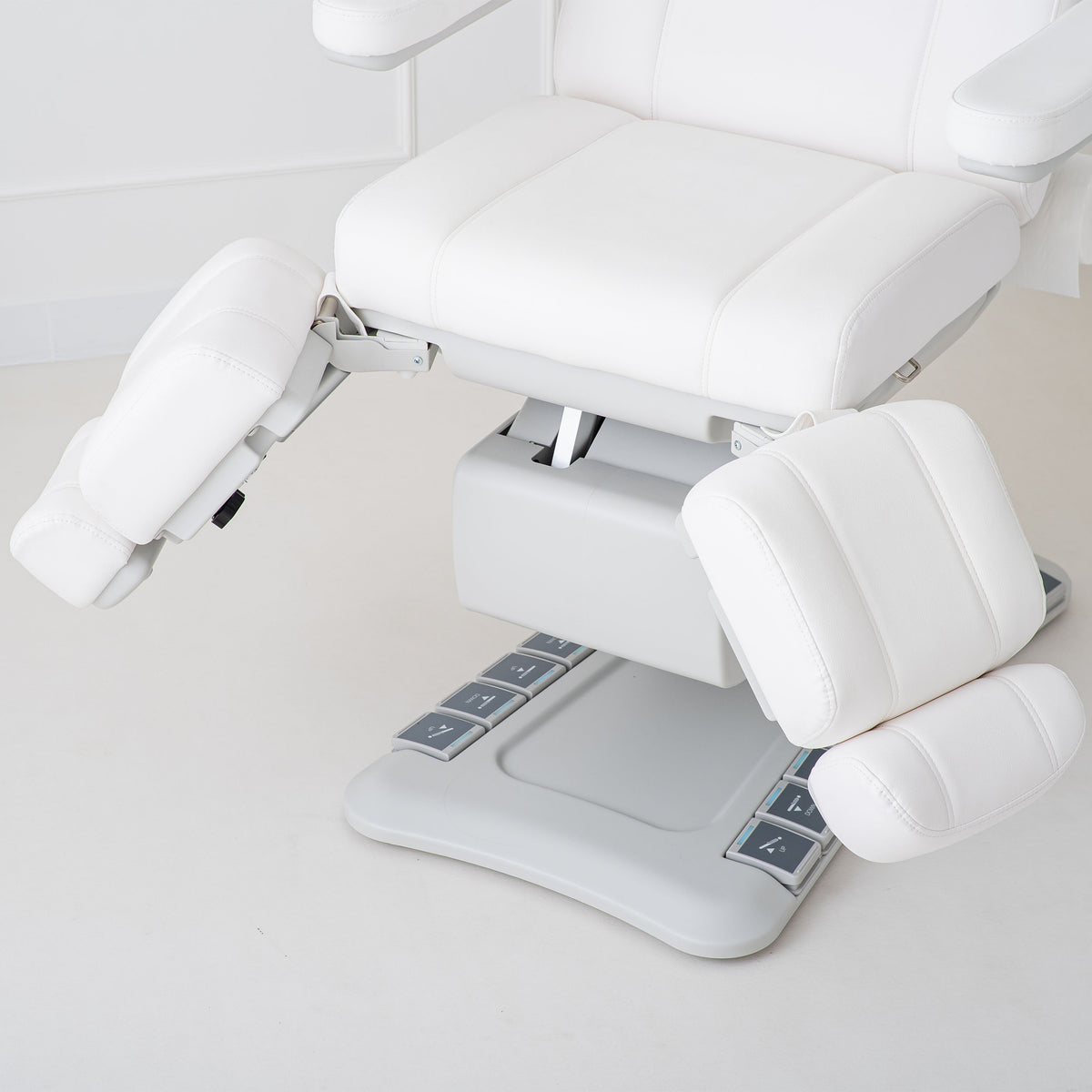 Electric pedicure chair Evia Lift P White – rocking function, heating, independent footrests
