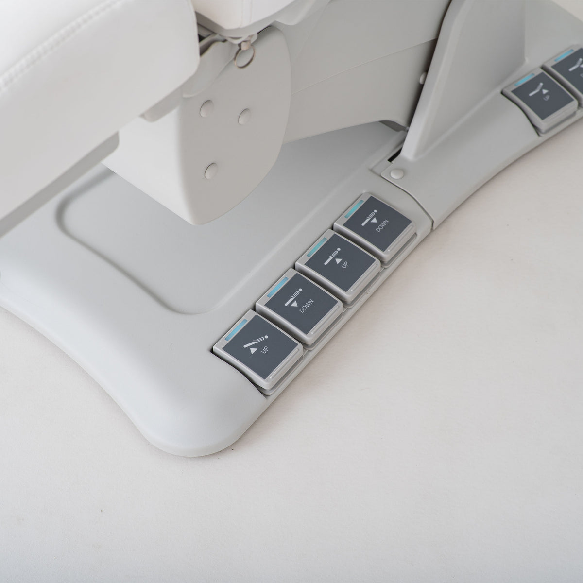 Electric pedicure chair Evia Lift P White – rocking function, heating, independent footrests