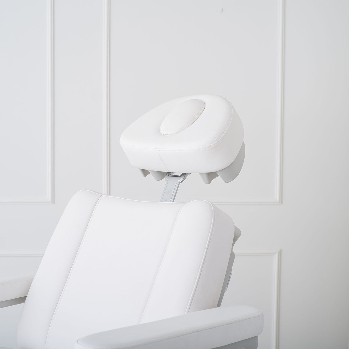 Electric pedicure chair Evia Lift P White – rocking function, heating, independent footrests