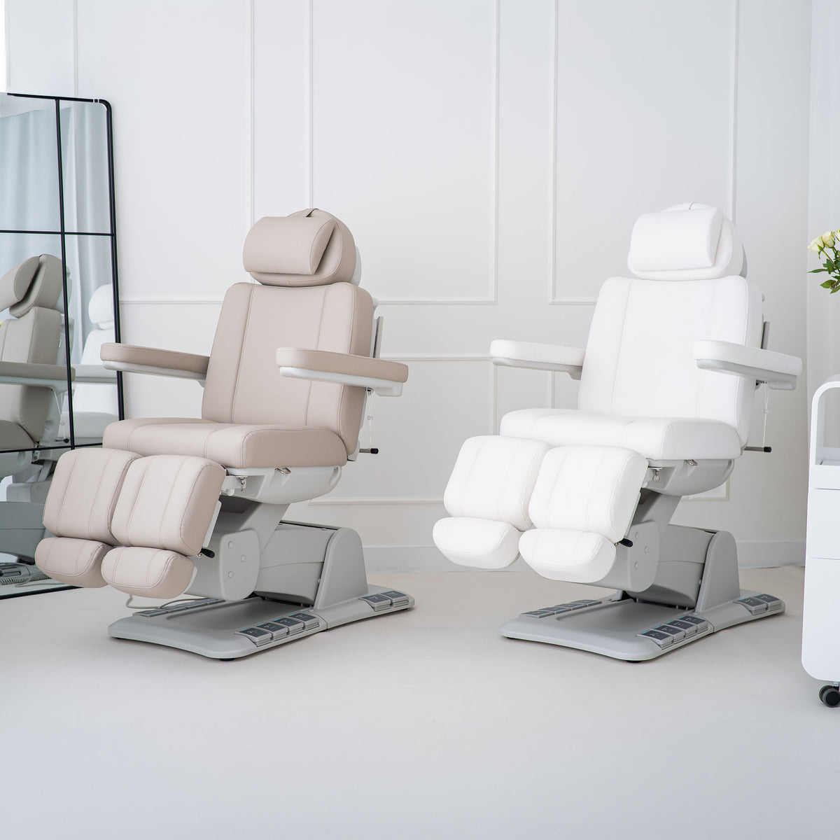 Electric pedicure chair Evia Lift P White – rocking function, heating, independent footrests