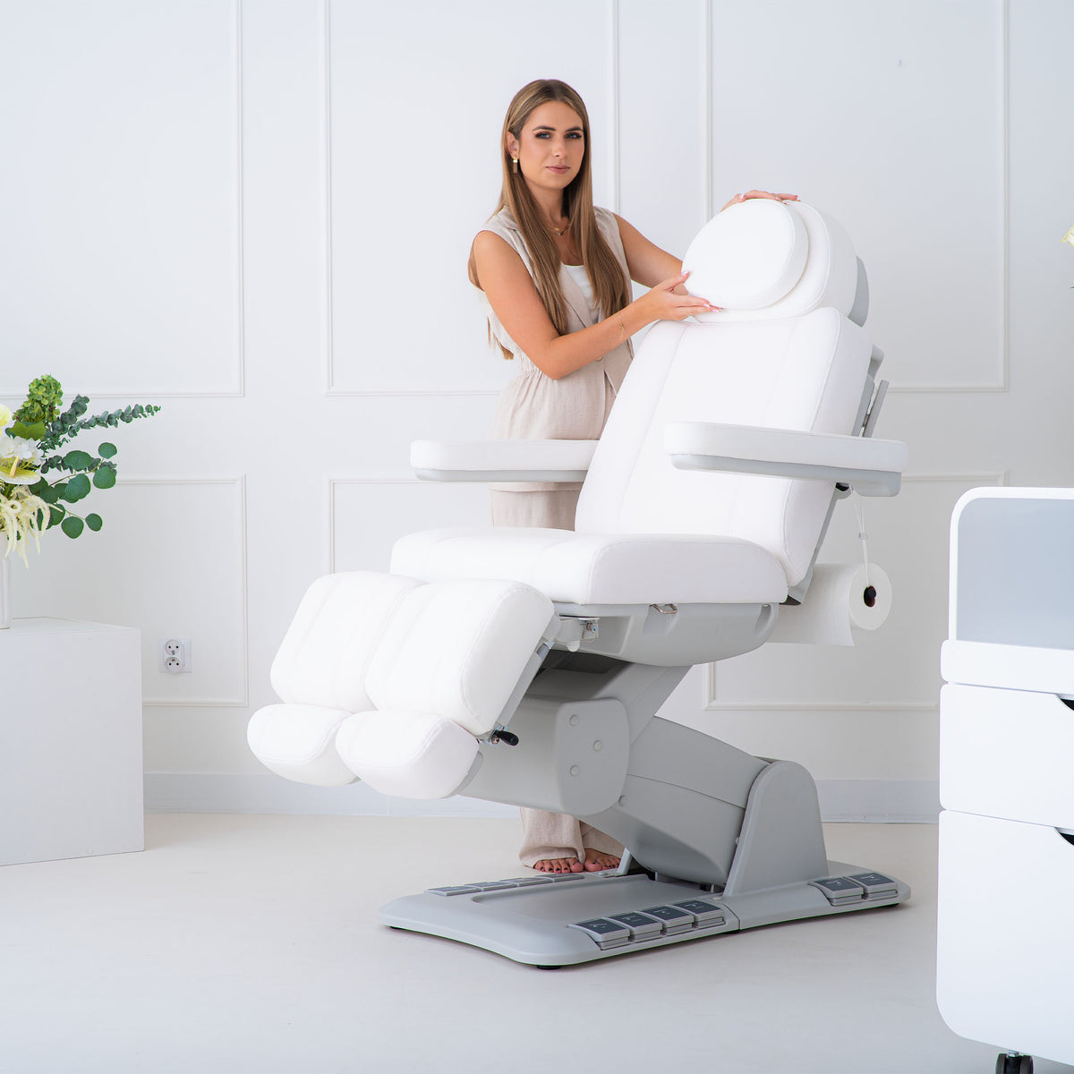 Electric pedicure chair Evia Lift P White – rocking function, heating, independent footrests