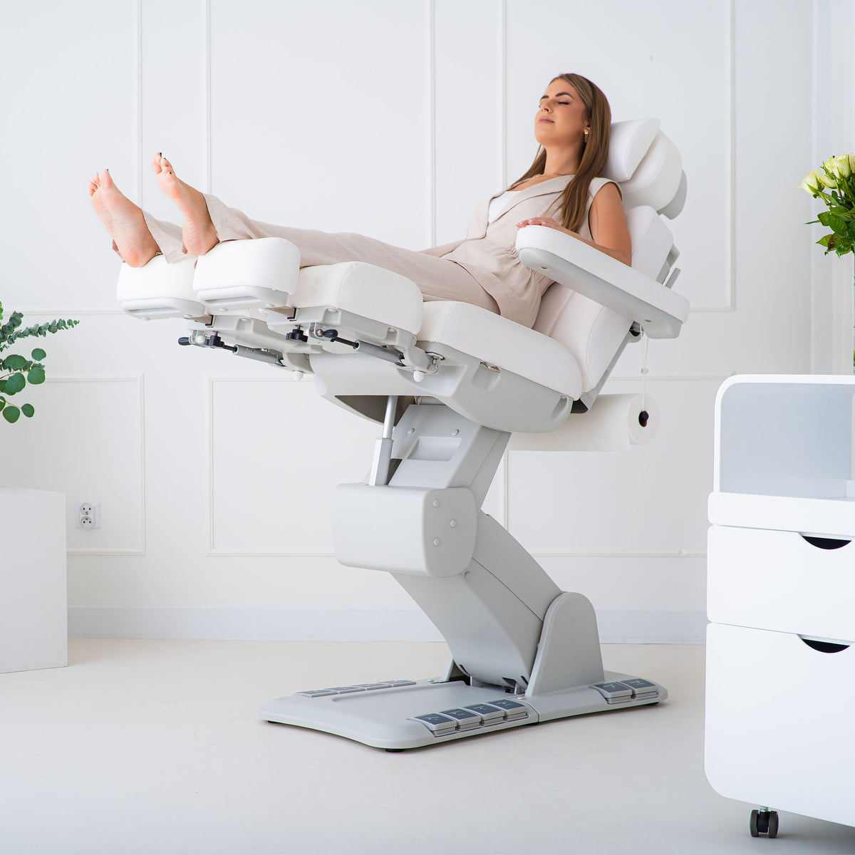 Electric pedicure chair Evia Lift P White – rocking function, heating, independent footrests