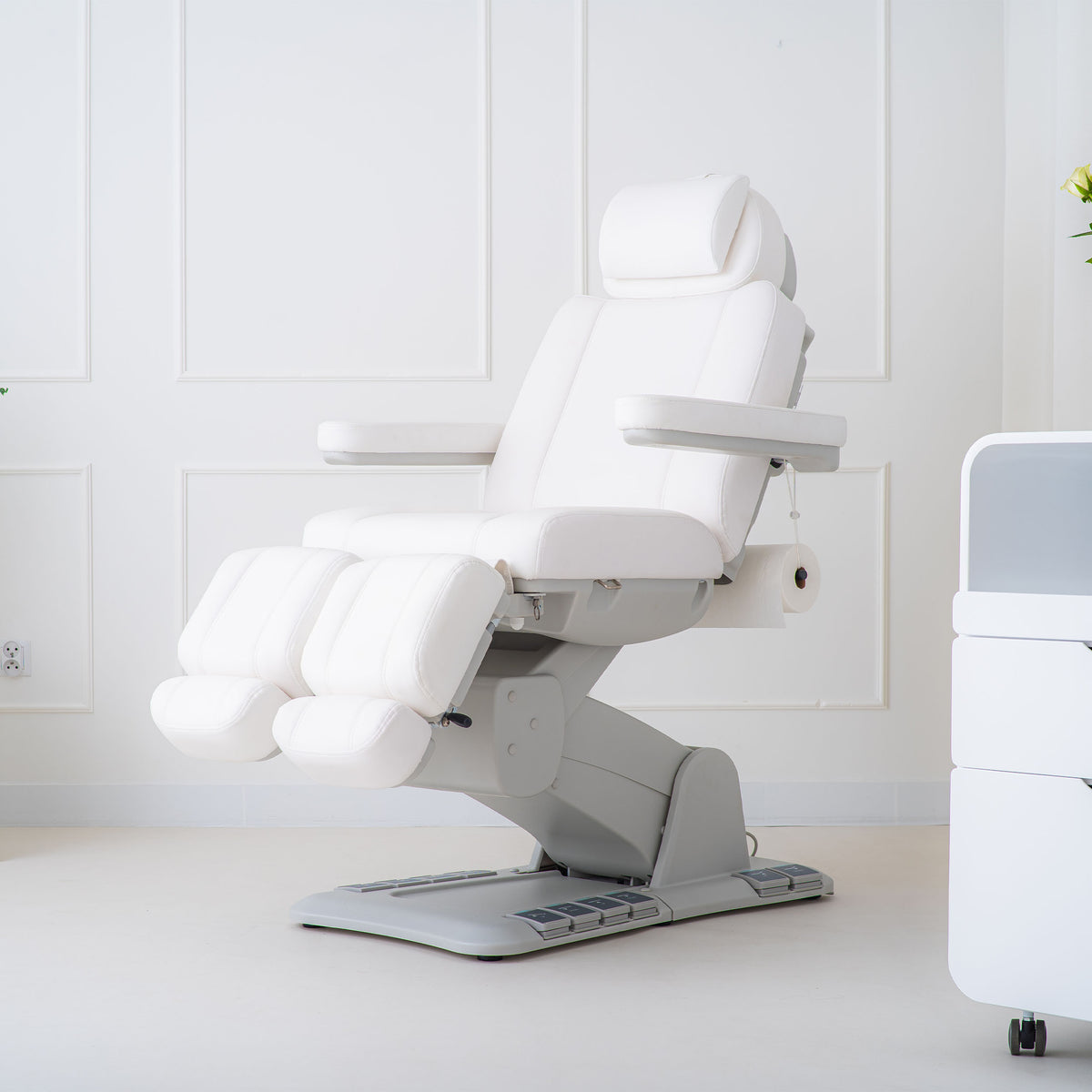 Electric pedicure chair Evia Lift P White – rocking function, heating, independent footrests