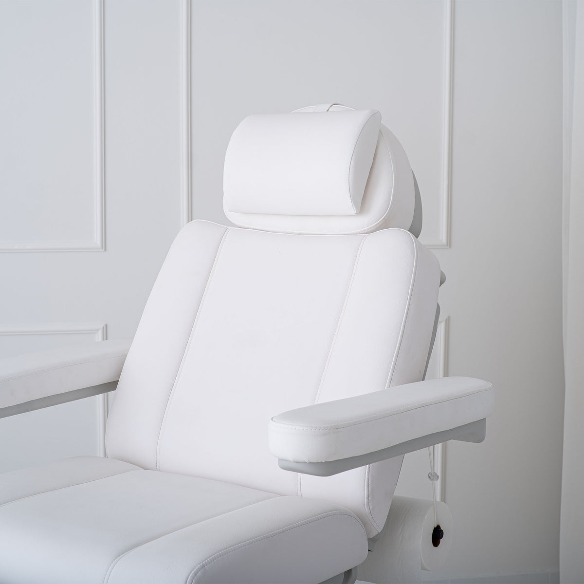 Electric pedicure chair Evia Lift P White – rocking function, heating, independent footrests