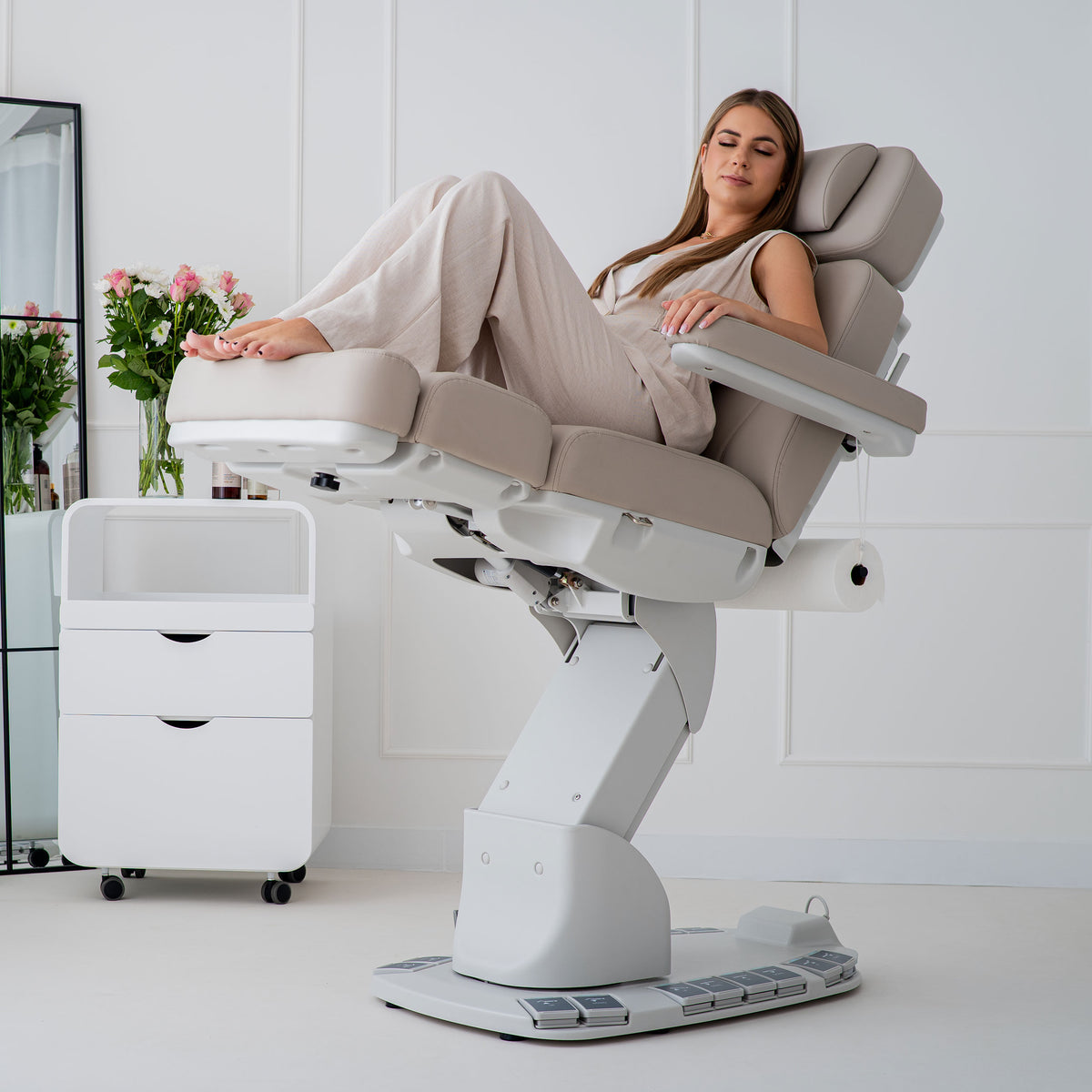 Evia Pro Latte – premium electric beauty chair, 4 motors
