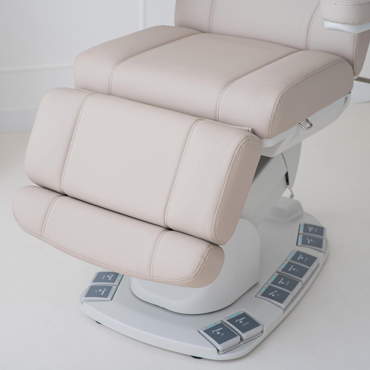 Evia Pro Latte – premium electric beauty chair, 4 motors