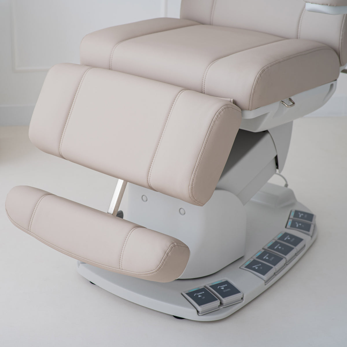Evia Pro Latte – premium electric beauty chair, 4 motors