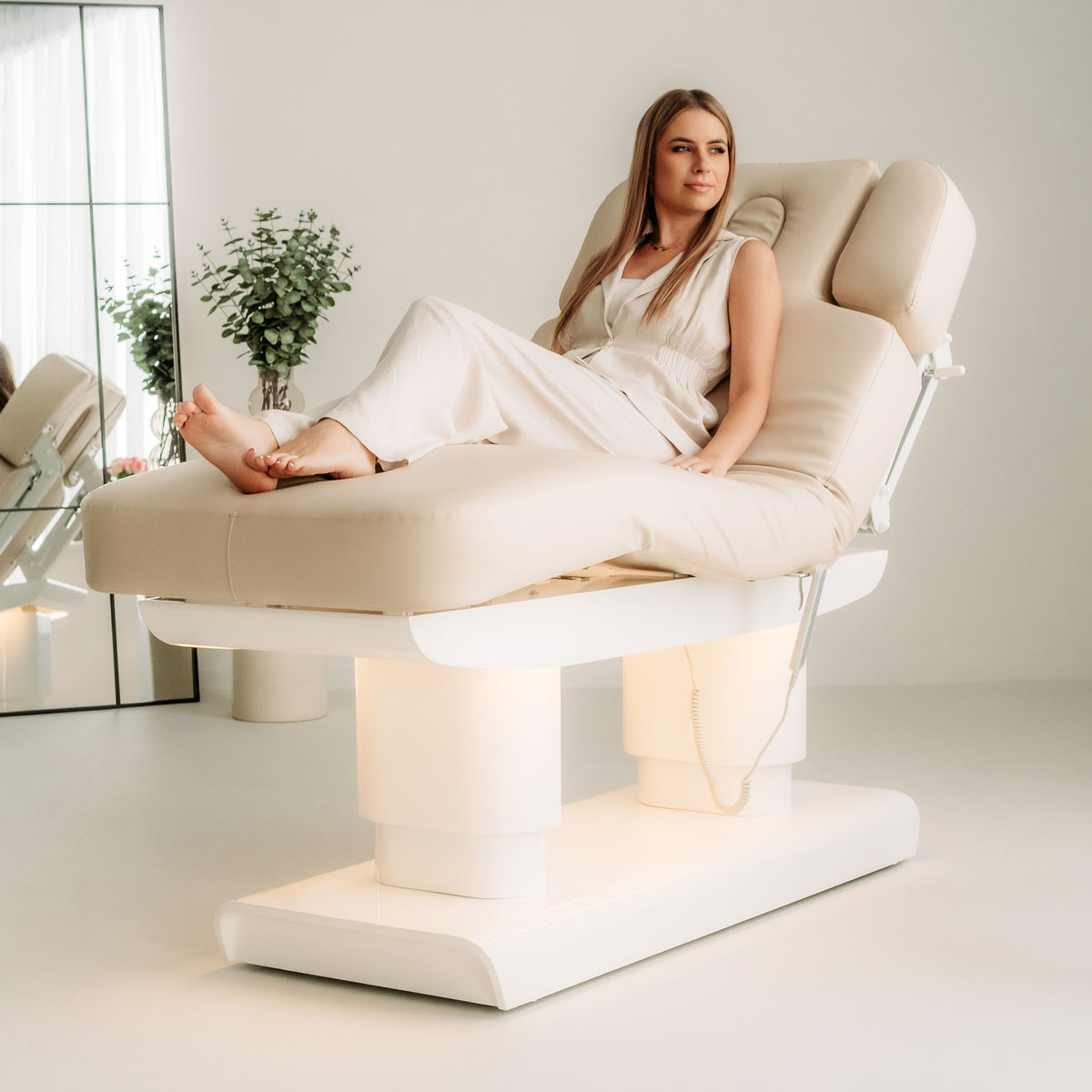 Косметологическое кресло-кушетка Melia электрическое с подогревом и 4 моторами, бежевое