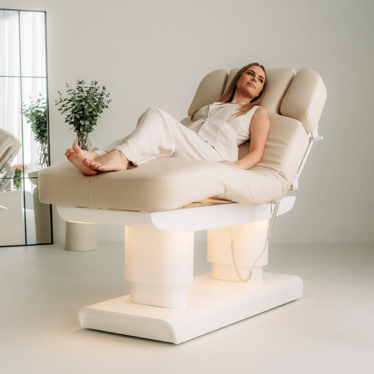 Косметологическое кресло-кушетка Melia электрическое с подогревом и 4 моторами, бежевое